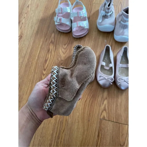 Babygirl shoe bundle Baby Uggs Size 2/3 Glitter sandals size 4 Cat & jack p - Picture 3 of 11